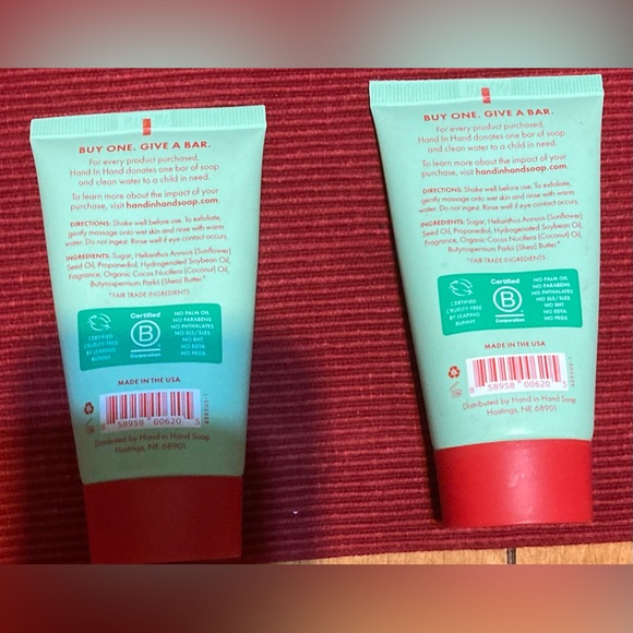 NWT Set Of Two 2oz Bottles Hand In Hand Sugar Scrub Juniper Berry - Picture 4 of 6